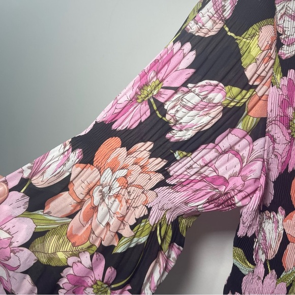 *Sold* Floral & Ivy Women’s Black Pink Floral feminine Blouse Top in M Flowy - Picture 4 of 10